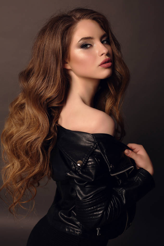gyönyörű fiatal nő, Sötét haja, luxus ruha - Fotó, kép