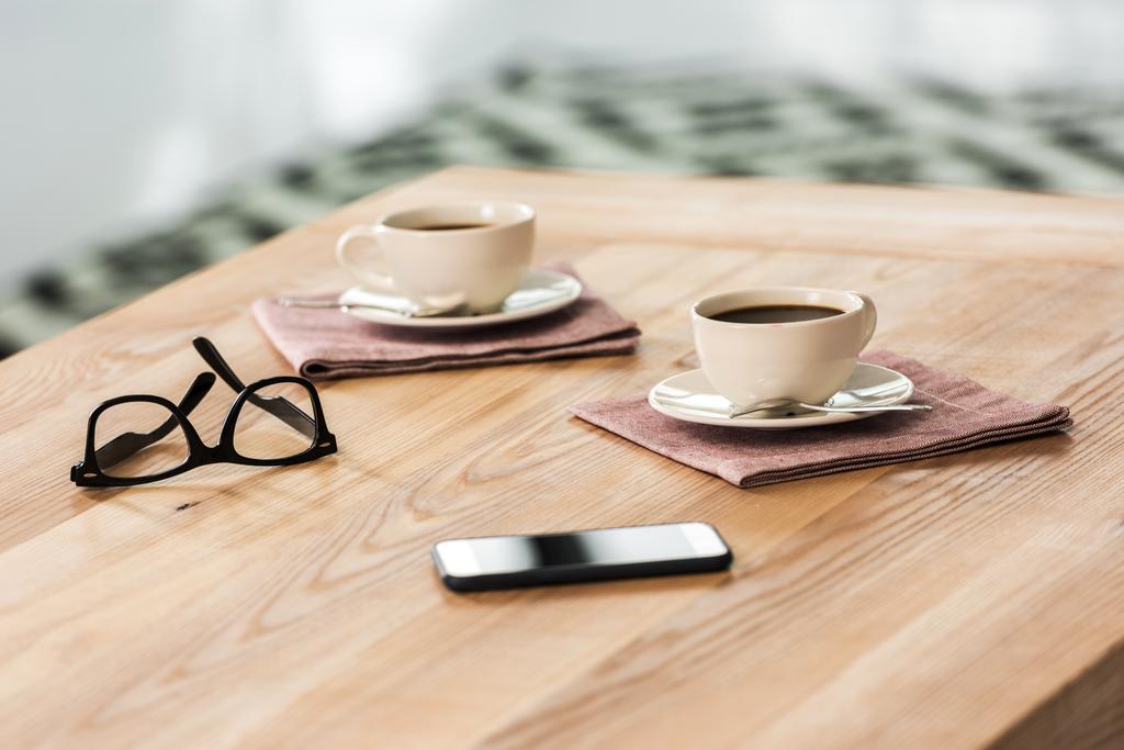 テーブルの上のコーヒー カップ - 写真・画像