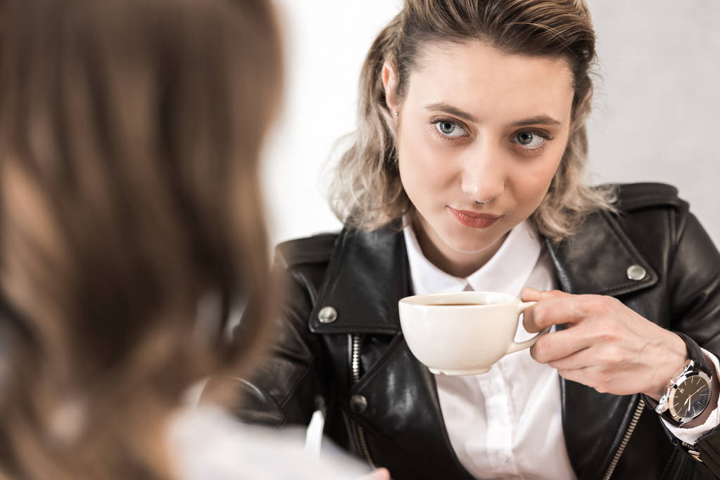 コーヒーを飲む若いガール フレンド - 写真・画像