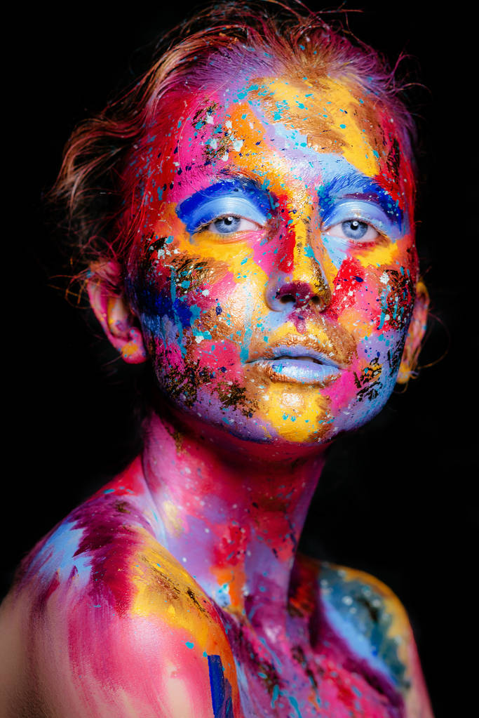 mulher com pincelada de tinta colorida
  - Foto, Imagem