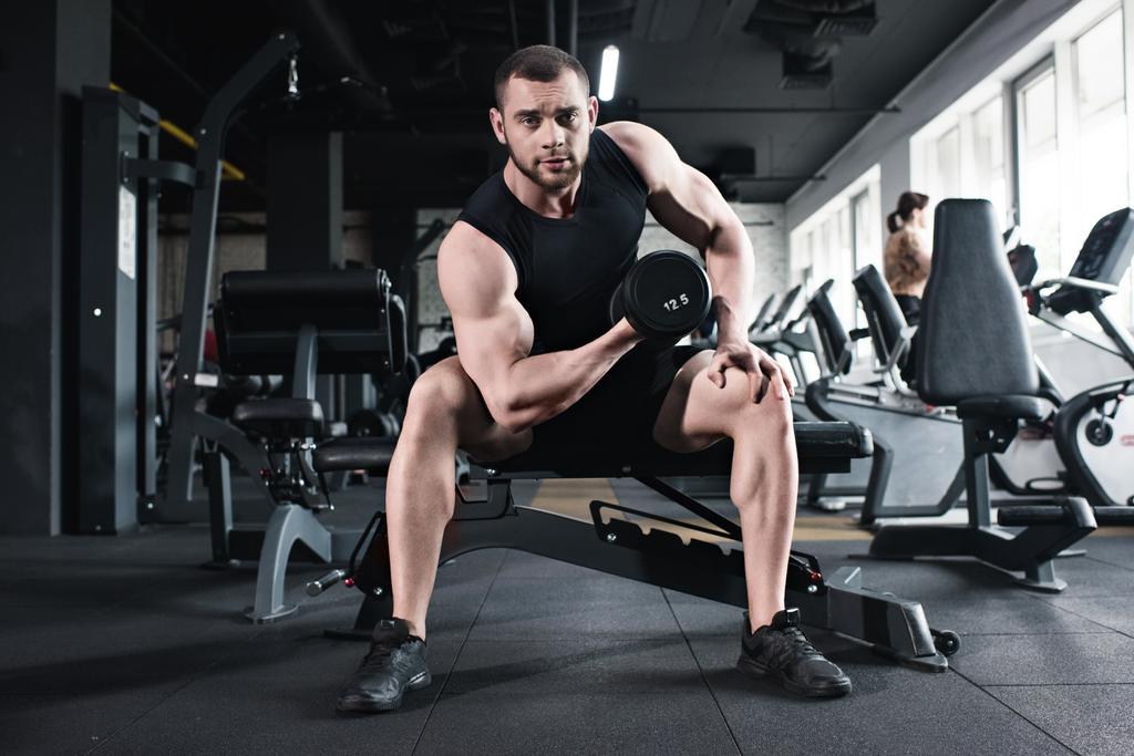 deportista haciendo bíceps entrenamiento con mancuerna
 - Foto, Imagen