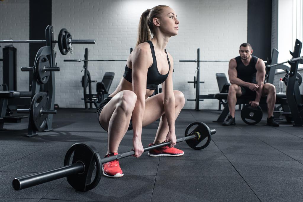 жінка робить тренування сили, сидячи чоловік
 - Фото, зображення