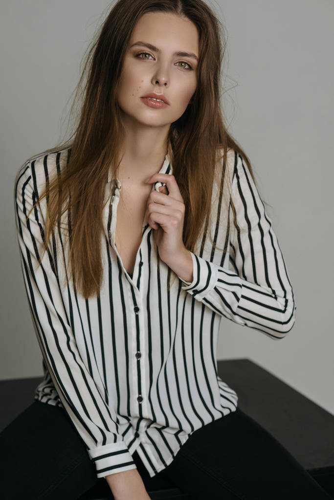 vrouw in striped shirt - Foto, afbeelding