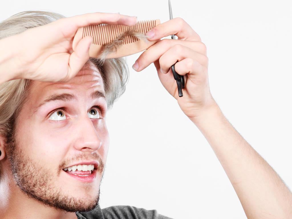 Mann mit Schere und Kamm schafft neue Frisur - Foto, Bild