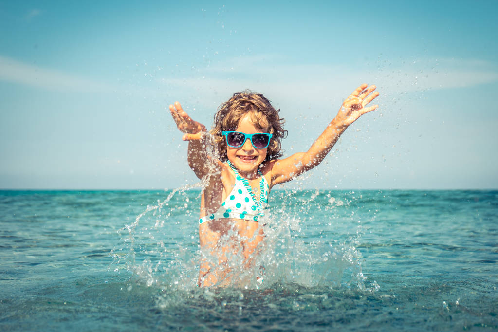 Denizde oynayan mutlu çocuk - Fotoğraf, Görsel