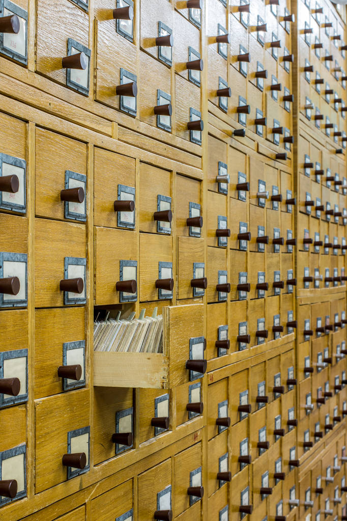 Старий каталог дерев'яних листівок у бібліотеці
 - Фото, зображення