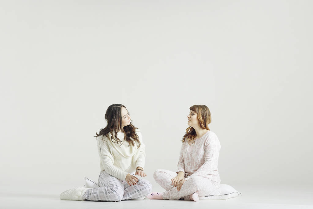 Jonge vrouwen in pyjama 's - Foto, afbeelding