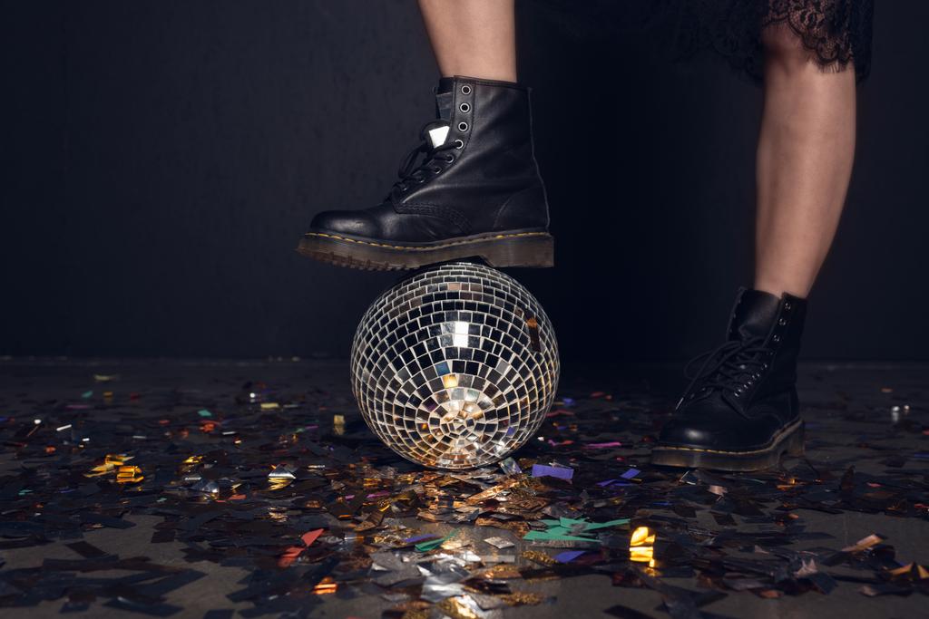 jeune femme avec boule disco
  - Photo, image