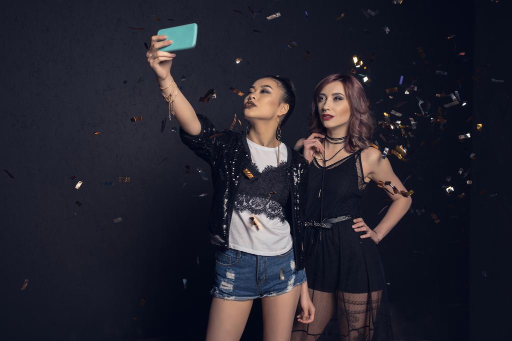 Selfie 服用している若い女性  - 写真・画像