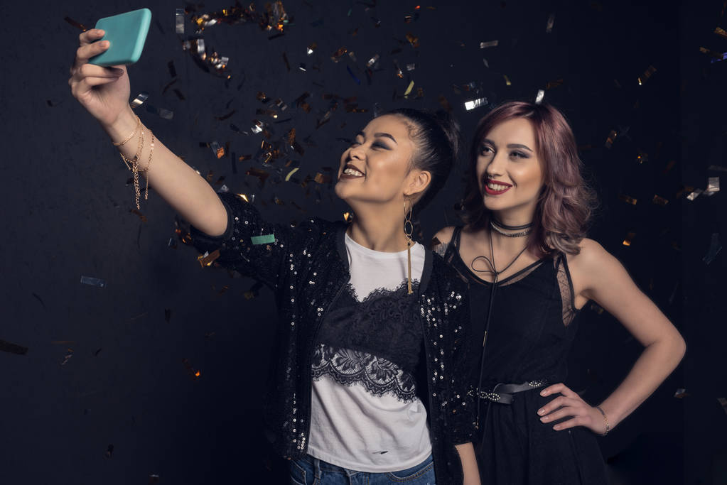 mulheres jovens a tomar selfie
  - Foto, Imagem