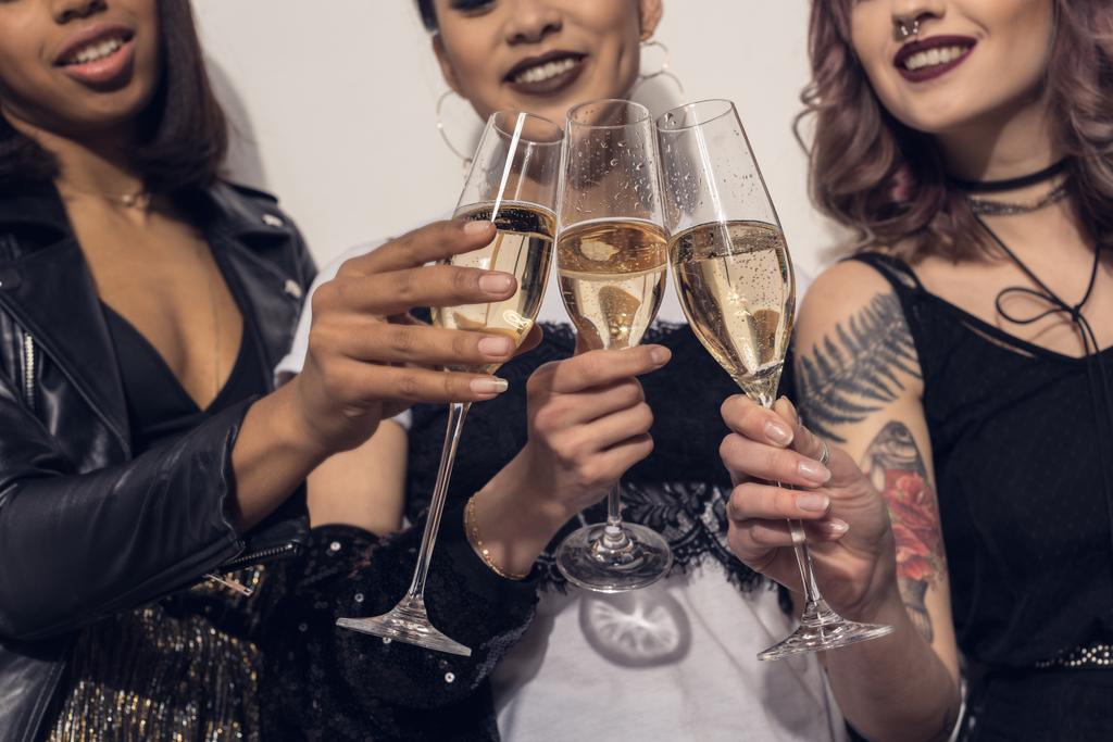 muchachas multiétnicas tintineo con copas de champán
 - Foto, Imagen