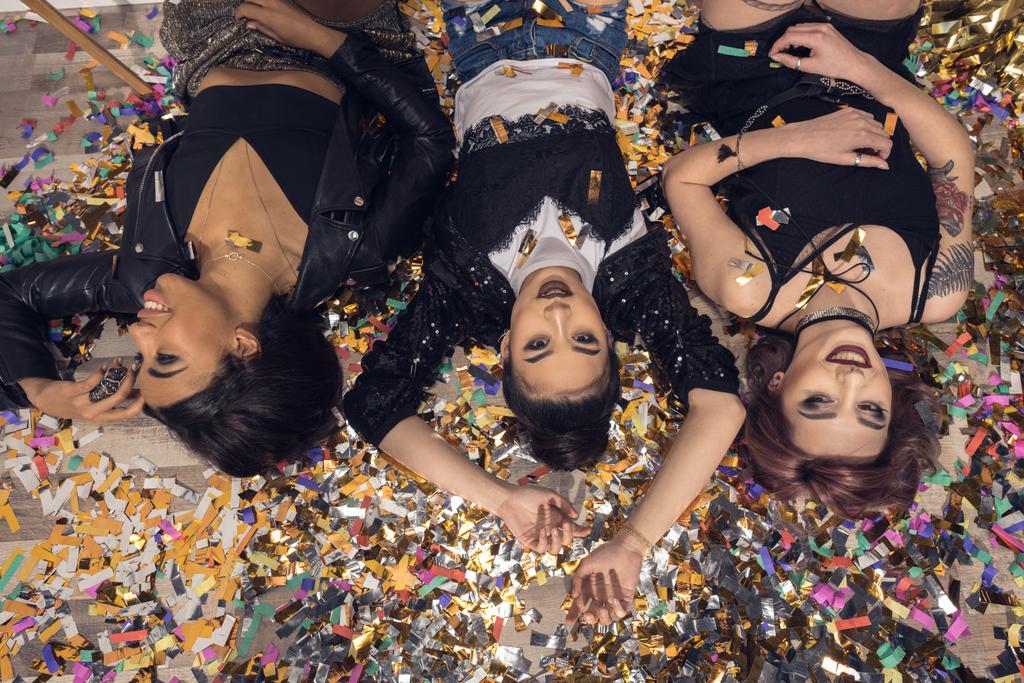 filles multiethniques allongées sur le sol avec des confettis
 - Photo, image