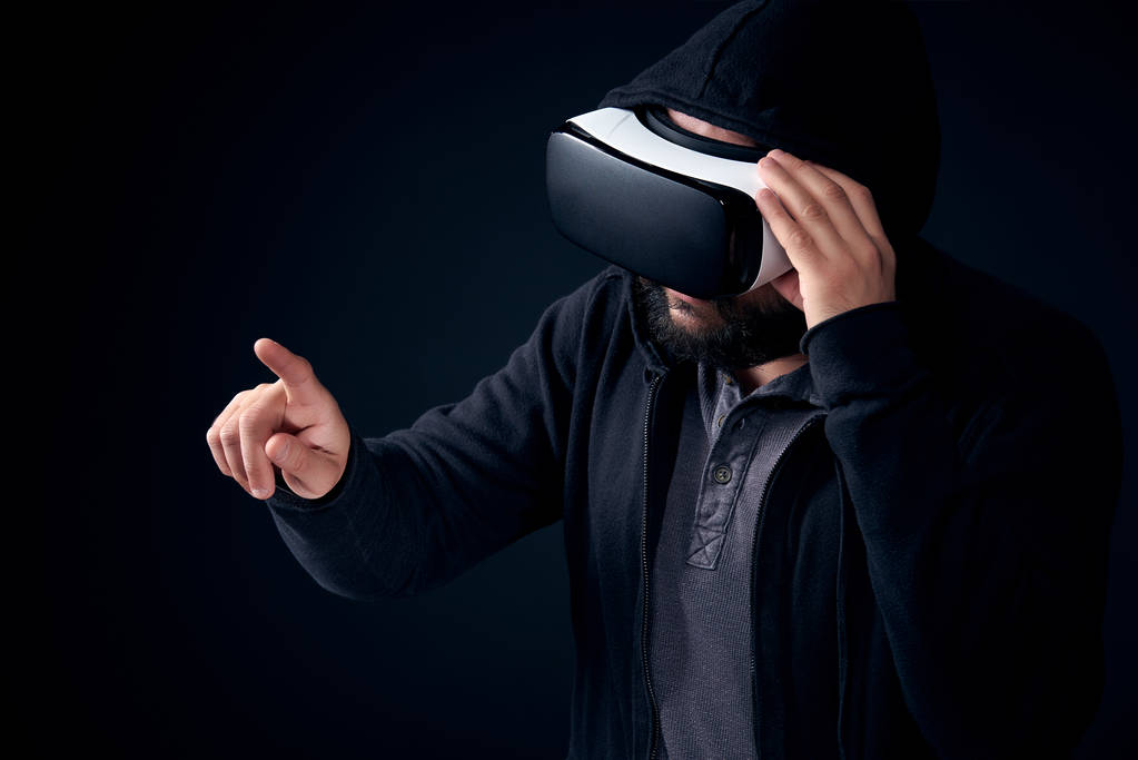 Nuori hipster parrakas mies yllään virtuaalitodellisuus suojalasit. Musta tausta studio VR käsite
 - Valokuva, kuva