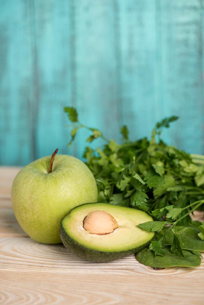 rijpe avocado met peterselie en apple - Foto, afbeelding