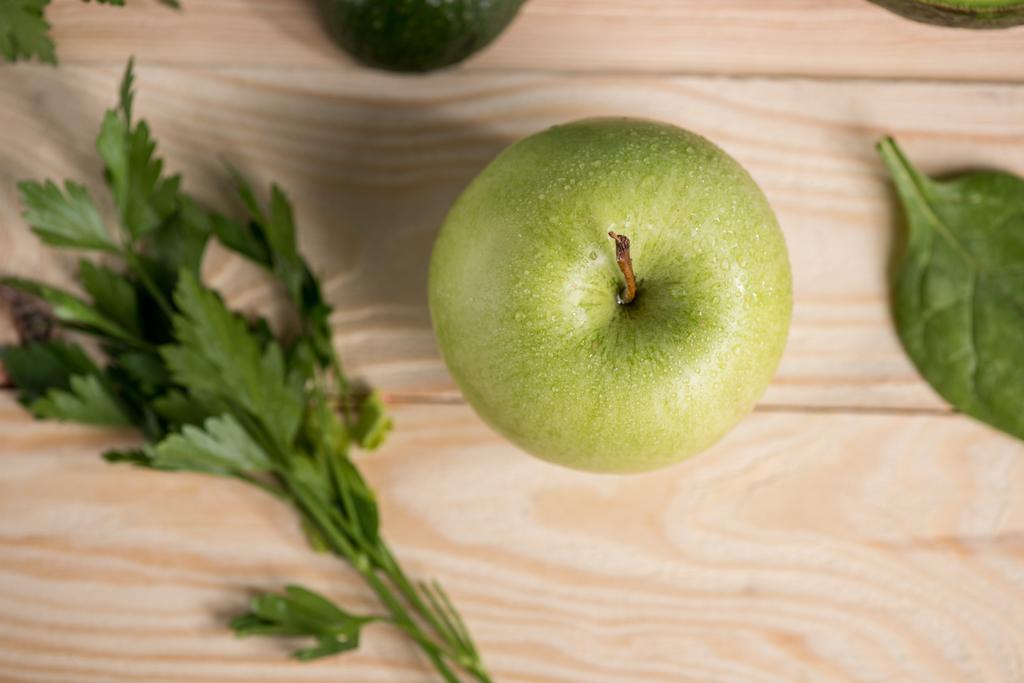 Apfel mit Petersilie auf Holztisch - Foto, Bild