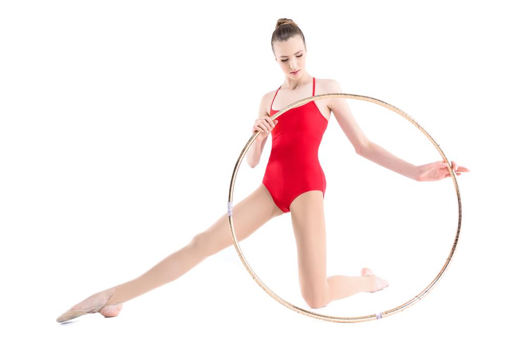 ritmisch gymnaste opleiding met hoepel - Foto, afbeelding