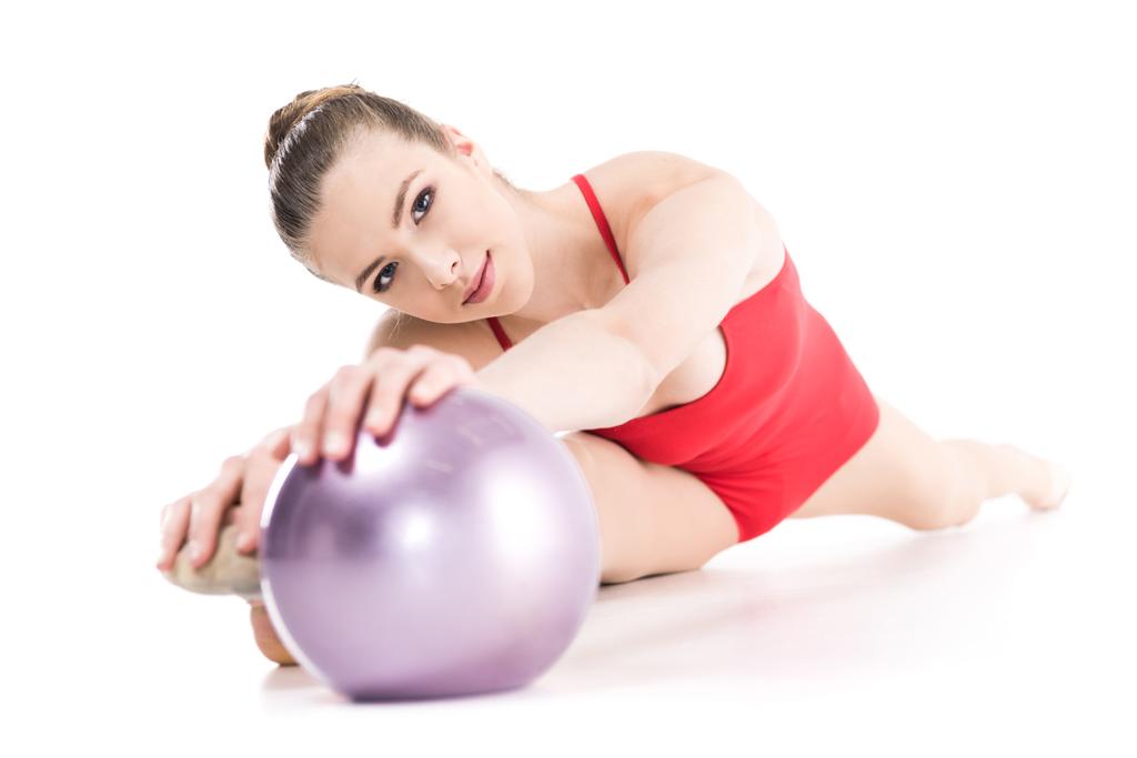 ginasta rítmica exercitando com bola
 - Foto, Imagem