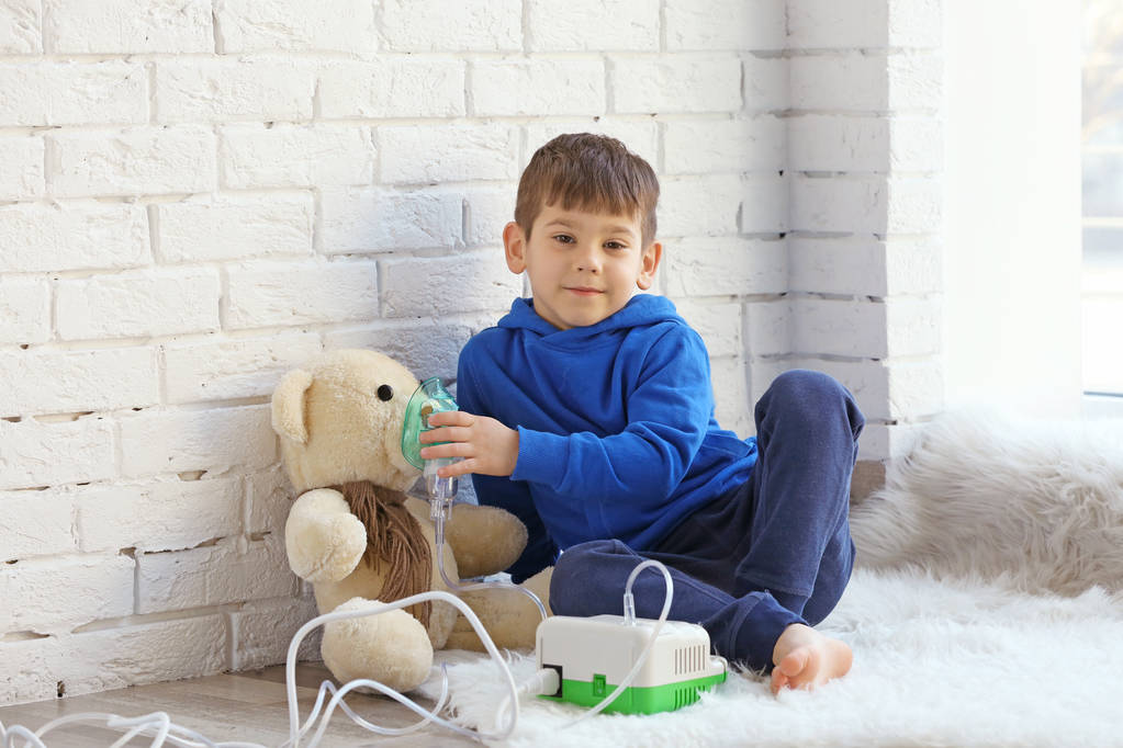 chlapec s hračka medvěd - Fotografie, Obrázek