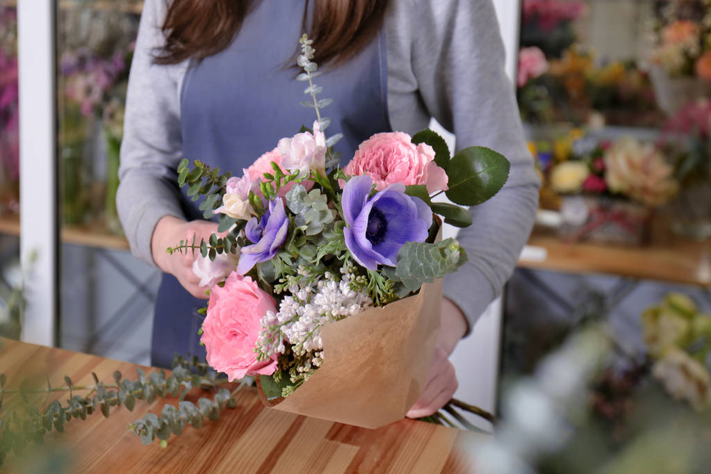 Femmina fiorista imballaggio bouquet
  - Foto, immagini