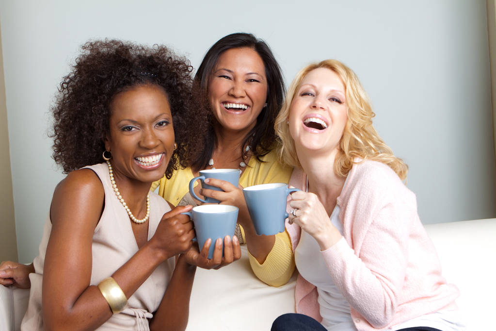 Zróżnicowaną grupę kobiet rozmowy i picia kawy. - Zdjęcie, obraz