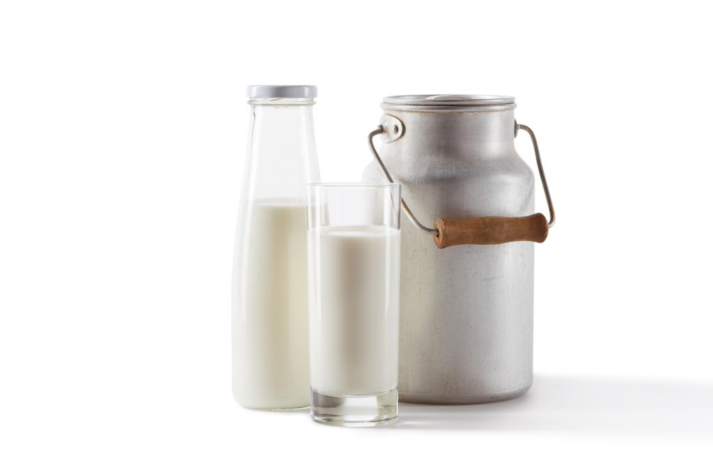 čerstvé mléko ve skle - Fotografie, Obrázek