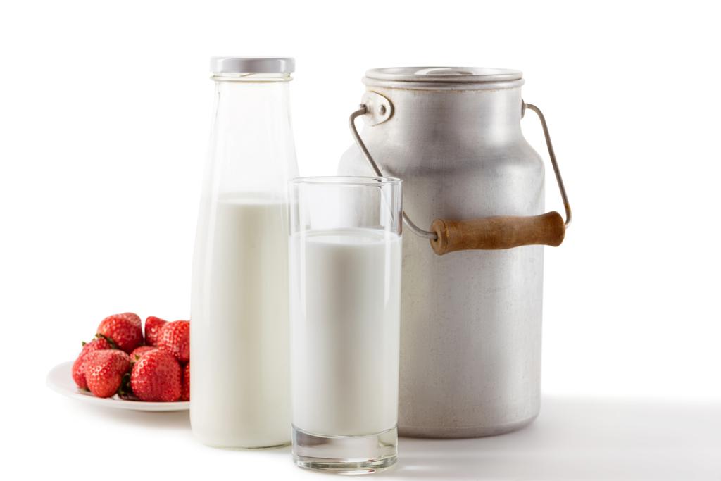 melk en verse aardbeien - Foto, afbeelding
