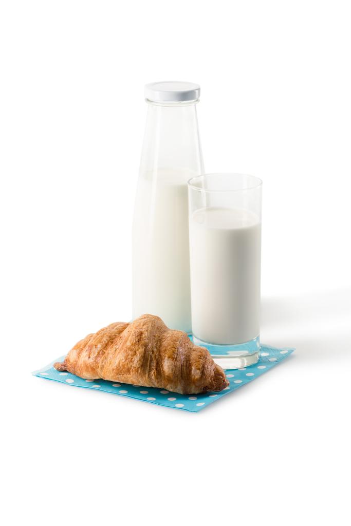 süt ve ev yapımı kruvasan - Fotoğraf, Görsel
