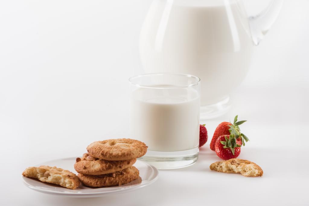 melk en aardbeien en koekjes - Foto, afbeelding