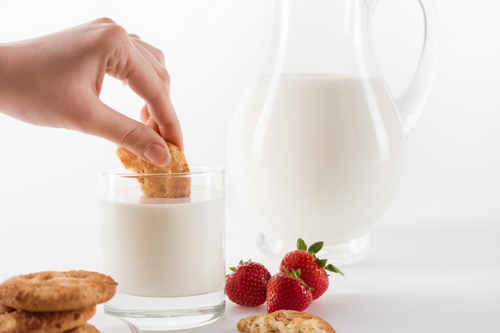 свежее молоко с печеньем
  - Фото, изображение