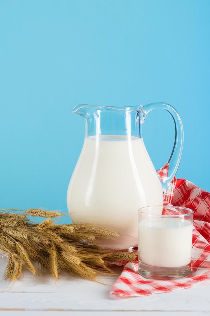 Čerstvé mléko v skla a džbán  - Fotografie, Obrázek