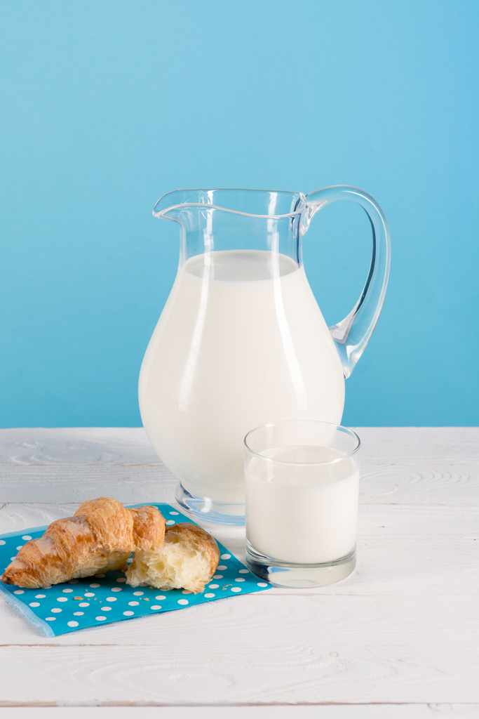 Verse melk in glas en kruik  - Foto, afbeelding