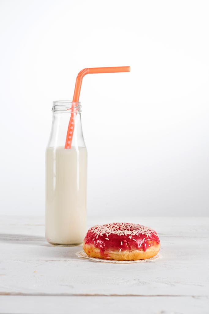 süßer Donut und Milch  - Foto, Bild