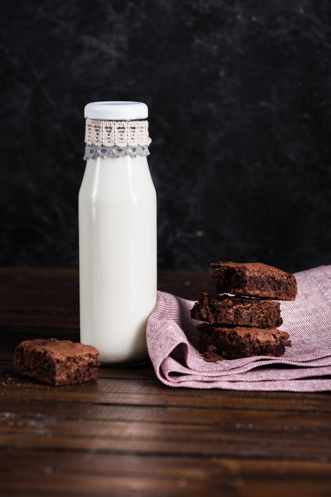 latte e torte brownie fatte in casa
 - Foto, immagini
