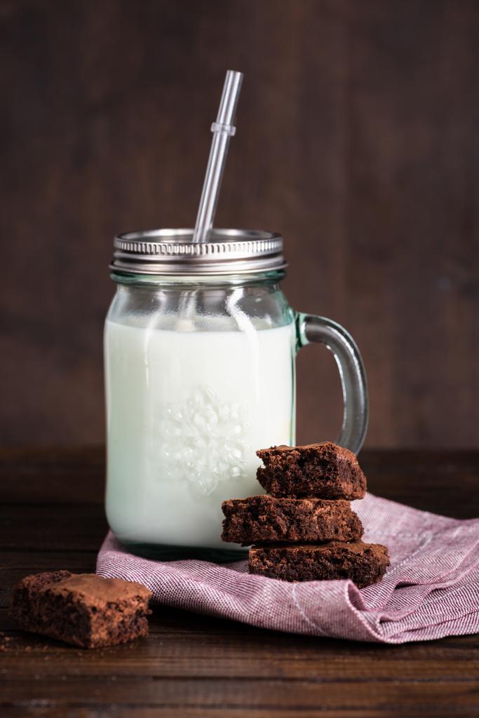 leche y pasteles caseros de brownie
 - Foto, Imagen