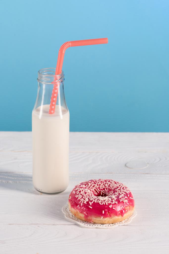 Glasflasche Milch mit Donut auf Teller - Foto, Bild