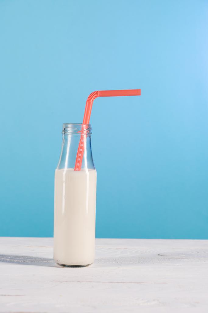 Glasflasche Milch mit Stroh - Foto, Bild