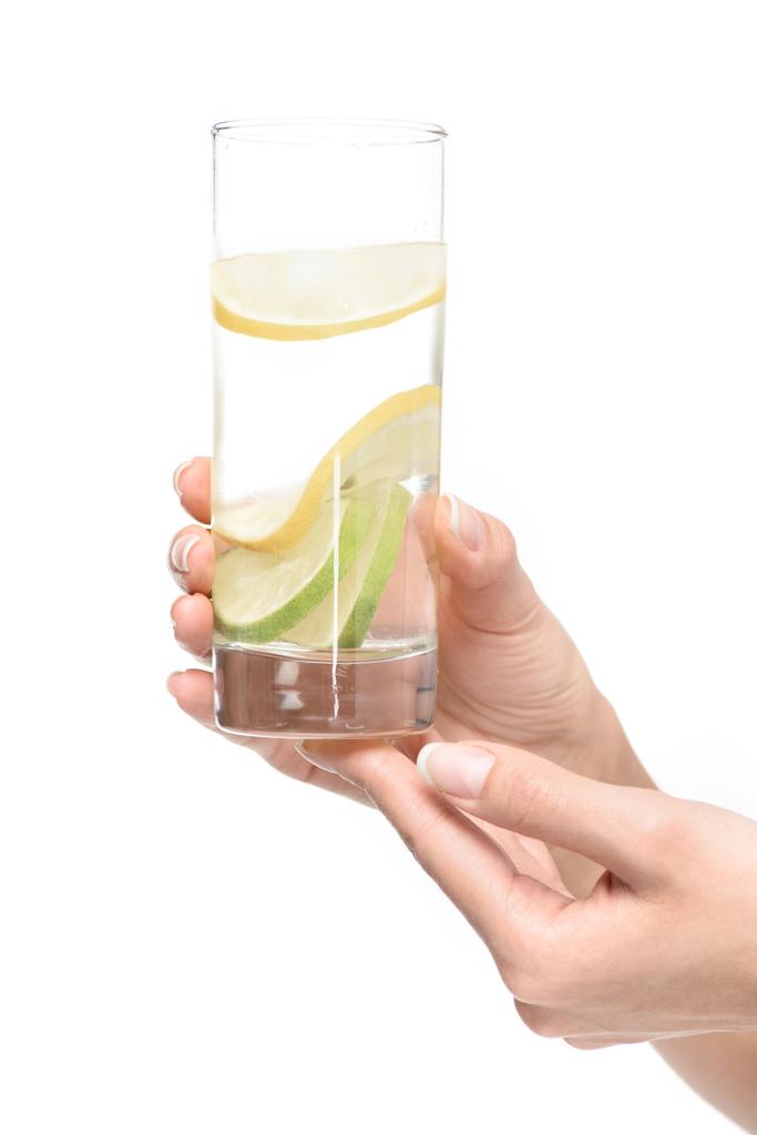 manos sosteniendo un vaso de agua con limón
 - Foto, Imagen