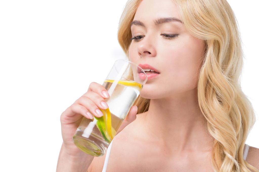 mujer beber agua con limón de vidrio
 - Foto, Imagen