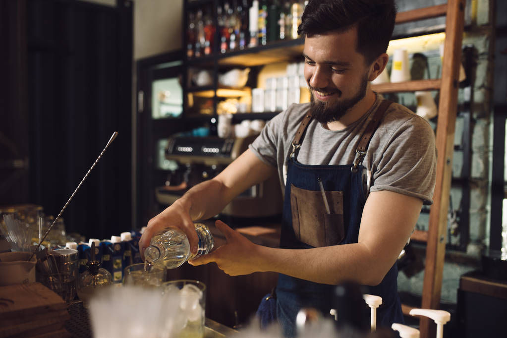 Mladý muž barman připravuje koktejl alkoholu - Fotografie, Obrázek