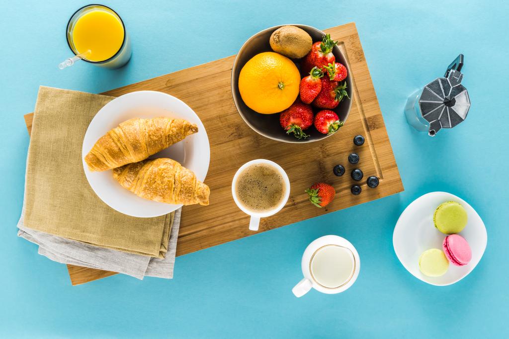 croissants aux baies et café et jus d'orange
 - Photo, image