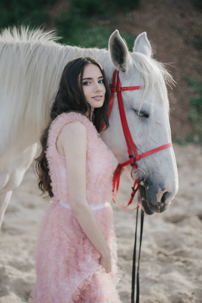 馬と少女 - 写真・画像