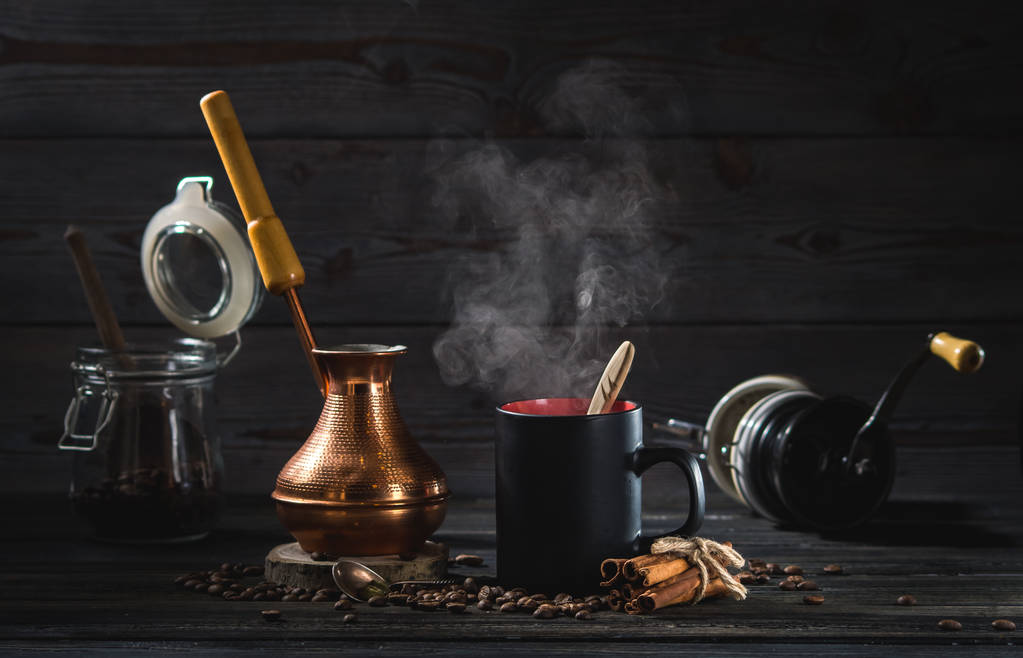 dampfender frischer Kaffee im Becher - Foto, Bild