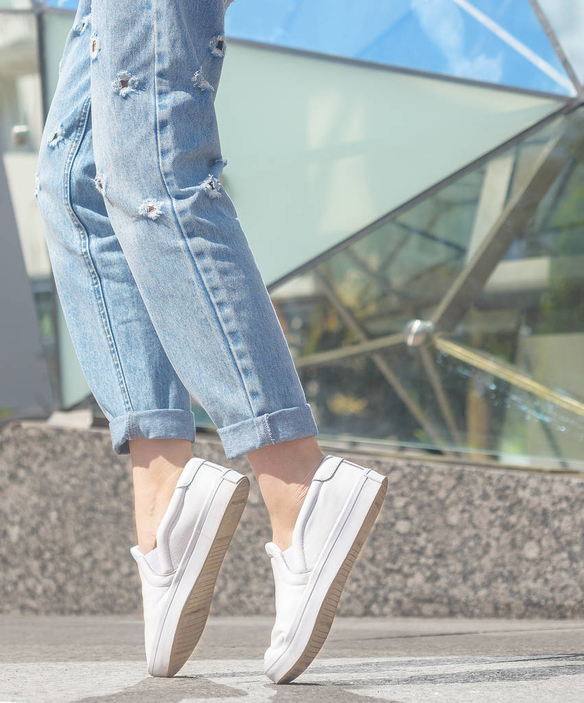 Look à la mode. Chemise blanche, jeans, sac en cuir marron et chaussures de baskets
 - Photo, image