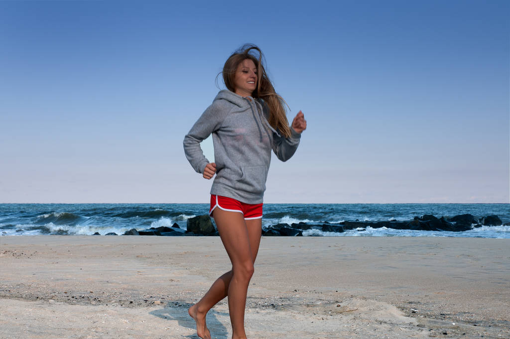 Бег женщины по пляжу, фитнес и потеря веса
   - Фото, изображение