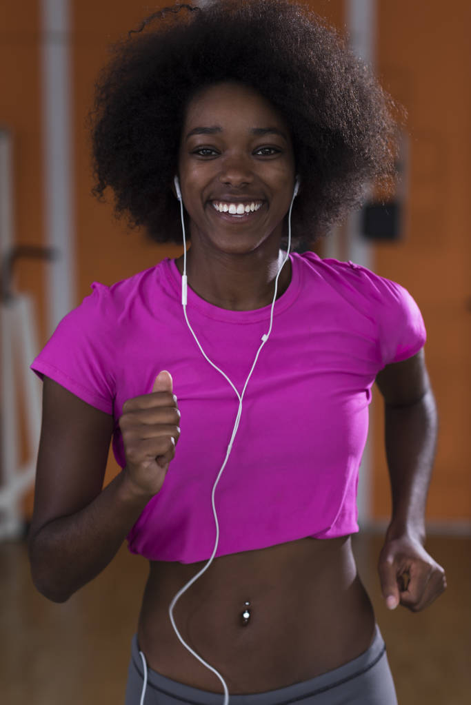 afro americký žena běží na běžeckém pásu - Fotografie, Obrázek