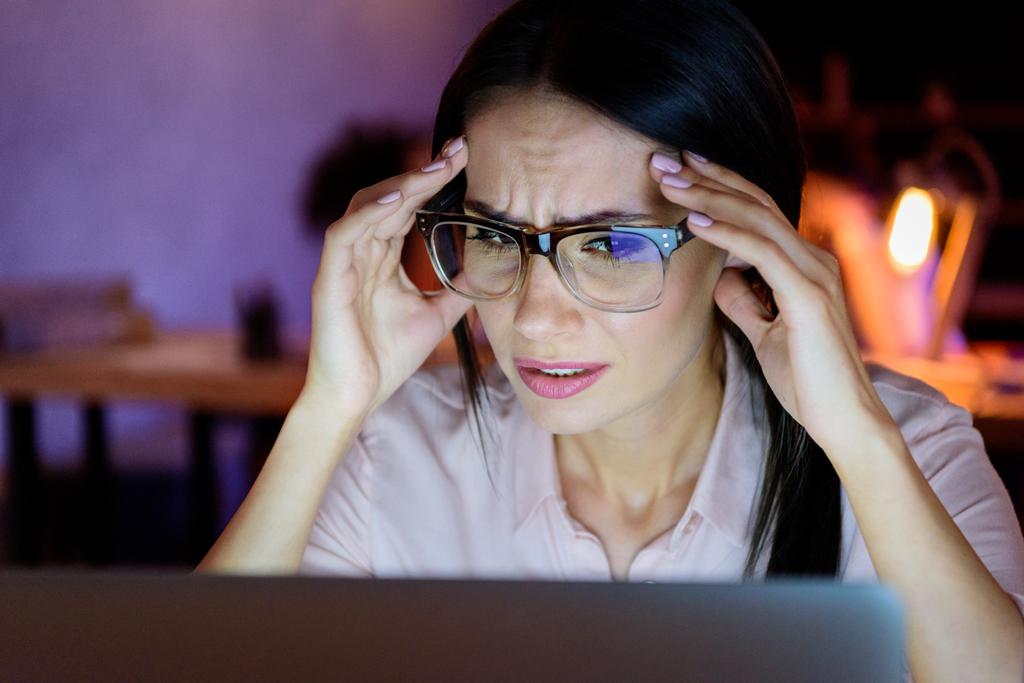 Müde kaukasische Geschäftsfrau schaut auf Laptop - Foto, Bild