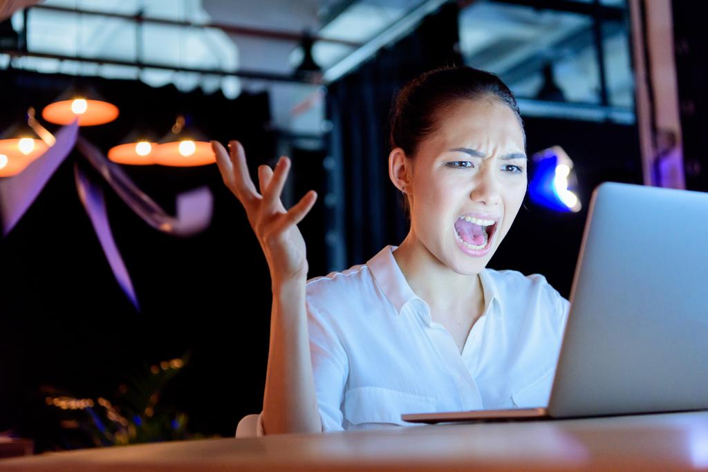 asiático empresária gritando enquanto olhando para laptop
 - Foto, Imagem