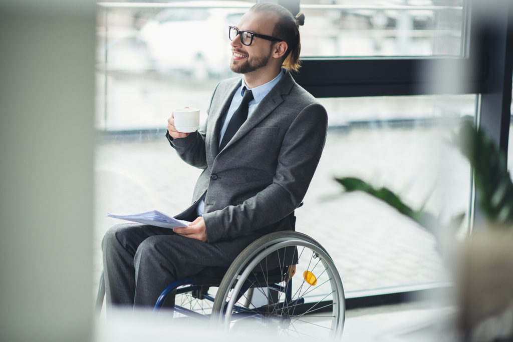 Geschäftsmann sitzt im Rollstuhl - Foto, Bild