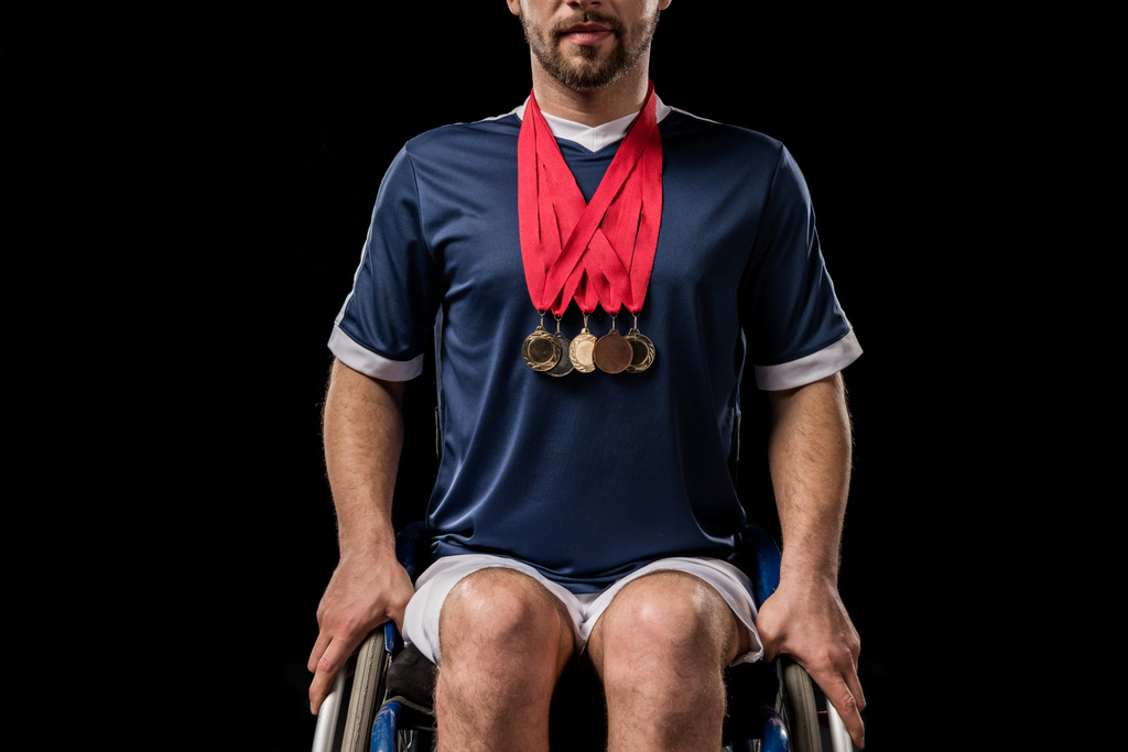 στους Παραολυμπιακούς στην αναπηρική καρέκλα με τα τρόπαια - Φωτογραφία, εικόνα