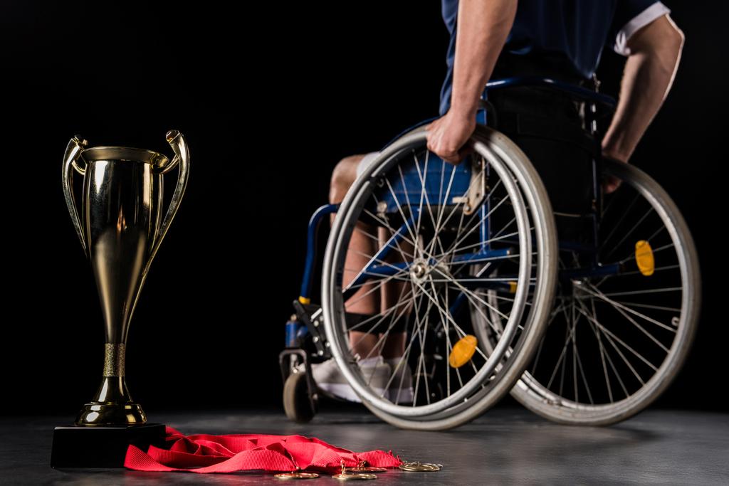στους Παραολυμπιακούς στην αναπηρική καρέκλα με τα τρόπαια - Φωτογραφία, εικόνα
